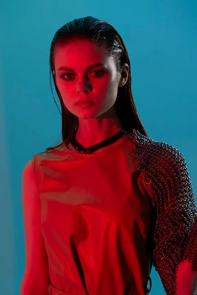 Attraktiv kvinna rött ljus silver rustning kedja post mode isolerad bakgrund — Stockfoto