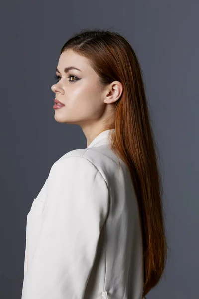 Photo pretty woman luxury model in white coat isolated background — Stockfoto