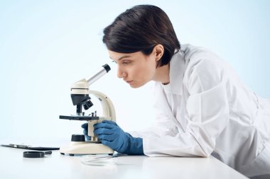 Laboratuvar asistanı kimyasal çözümler biyolog araştırma ışık arka planı