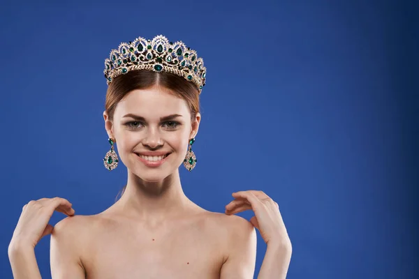 Bella donna con una corona sulla testa trucco modello mano gesto isolato sfondo — Foto Stock