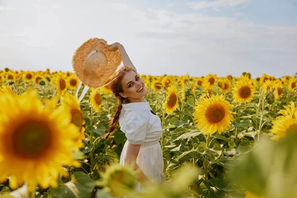 Веселая женщина с косичками шляпа в руках подсолнухи поле природы — стоковое фото