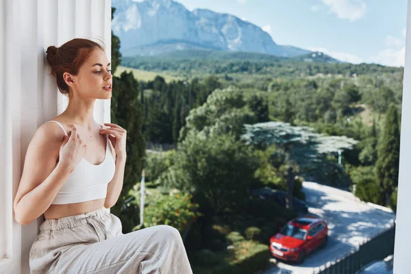 Bella donna in t-shirt bianca sul balcone in montagna — Foto Stock