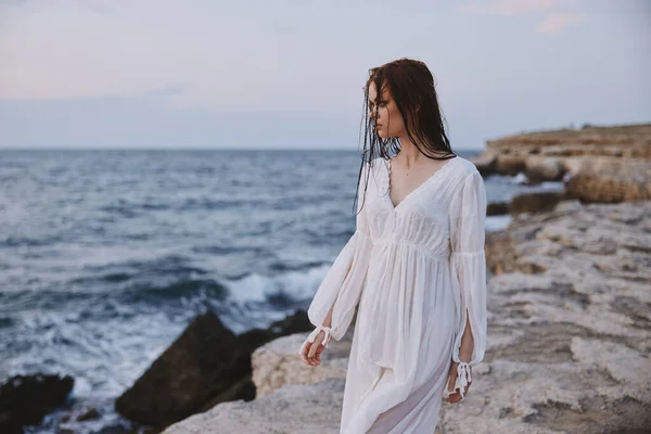 Deniz kıyısında beyaz elbiseli bir kadın gezgin. Yaşam tarzı değişmemiş. — Stok fotoğraf