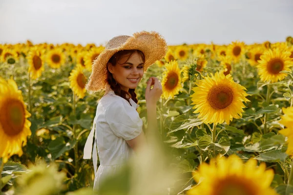 Kırsalda çiçek açan bir tarlada kadın portresi