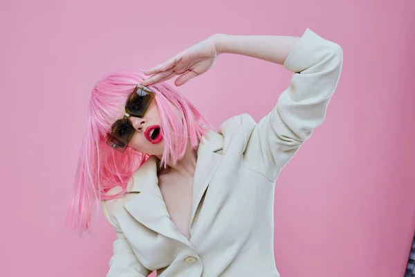 Hermosa chica de moda con gafas de sol pelo rosa posando fondo rosa inalterado — Foto de Stock