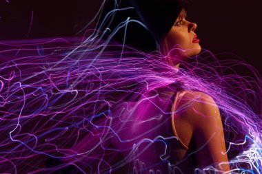 Pozitif genç kadın neon çizgileri model cazibe stüdyosu modeli değiştirilmemiş