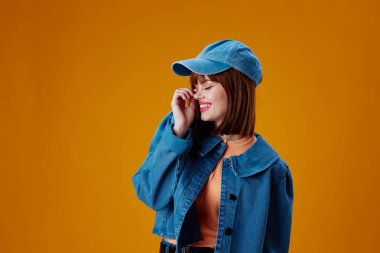 Güzel kadın kot şapkası kırmızı dudaklar cazibe moda arka planı değiştirilmemiş