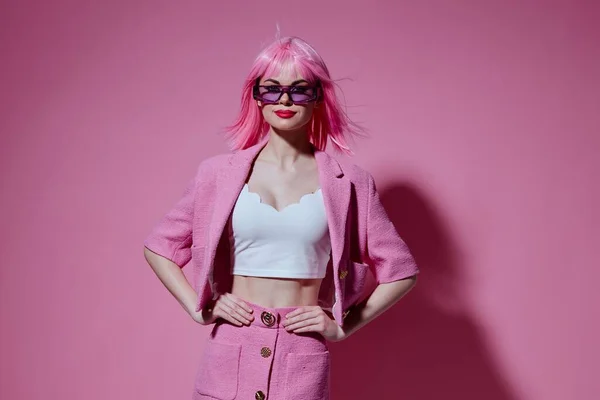 Mladá pozitivní žena světlé make-up růžové vlasy glamor stylové brýle Studio Model beze změny — Stock fotografie