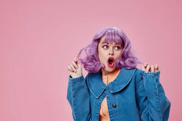 Bella ragazza alla moda ondulato viola capelli blu giacca emozioni divertimento studio modello inalterato — Foto Stock