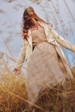 Kadın tarım doğası sonbahar mevsimi konseptini eker