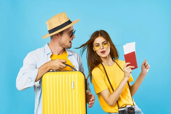 Jong stel vakantie reizen blik vliegtuig tickets Passagiers — Stockfoto