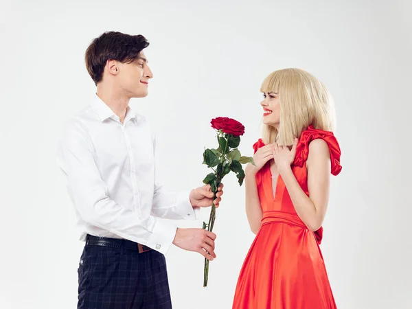 Man och kvinna bukett blommor gåva romantik lyx — Stockfoto