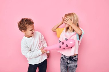 Elinde copu olan bir çocuk bir kızı dövüyor.