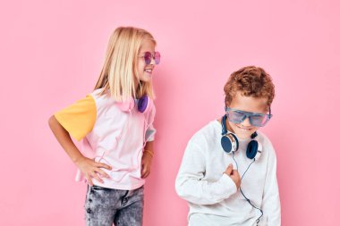 Moda çocuğu ve kız kulaklık takıyor, müzik dinliyor.