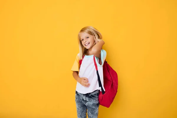 Lächelnd Schulmädchen stilvolle Kleidung roter Rucksack Studio Lifestyle — Stockfoto