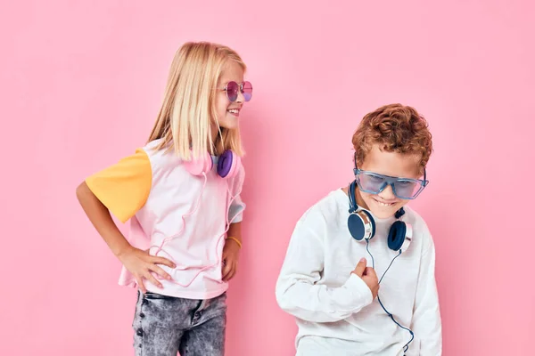 流行の男の子と女の子身に着けているヘッドフォンポージングリスニング音楽 — ストック写真