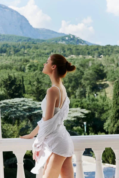 Portret młodej pięknej kobiety stoi na tarasie balkonowym w bieliźnie światło słoneczne piękny widok Koncepcja relaksu — Zdjęcie stockowe
