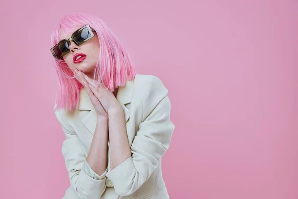 Mujer joven positiva en Blazer blanco pelo rosa Glamor Cosmetics fondo rosa inalterado —  Fotos de Stock