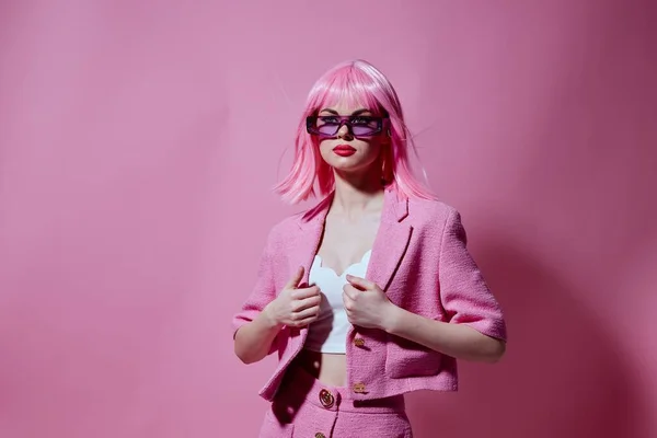 Piękno moda kobieta jasny makijaż różowe włosy glamor stylowe okulary niezmienione — Zdjęcie stockowe