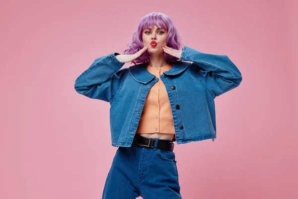 Skönhet mode kvinna snygga kläder poserar känslor kosmetika frisyr färg bakgrund oförändrad — Stockfoto