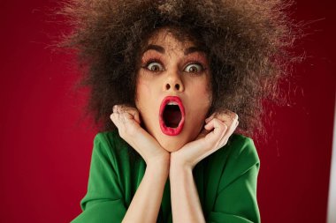 Kıvırcık saçlı, güzel, moda bir kız duygusal poz veren, değişmemiş stüdyo modeli.