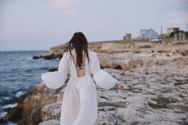 Kadınlar yaz aylarında plaj taşlarını gezerler.