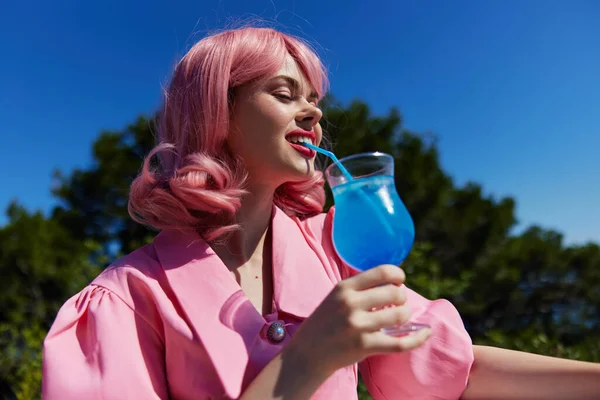Glamourosa mulher felicidade férias ensolarado verão cocktail dia de verão — Fotografia de Stock