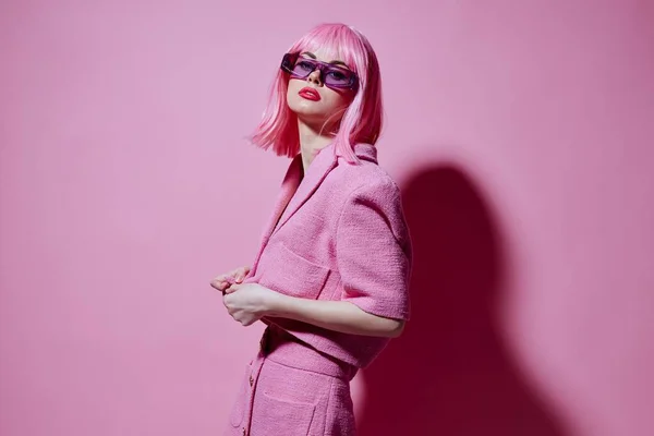 Positiva unga kvinna gester med händerna med en rosa jacka rosa bakgrund oförändrad — Stockfoto