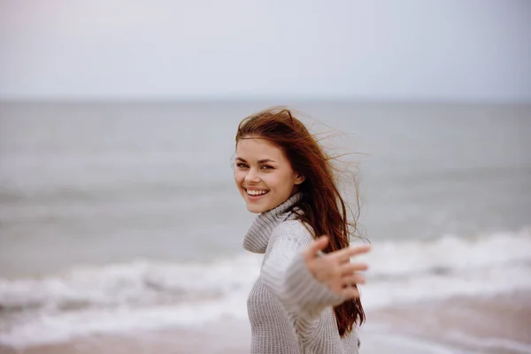 海の傍のセーターに赤い髪の女性 — ストック写真