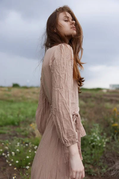 Mujer bonita pelo largo vestidos encanto al aire libre suministro de estilo elegante —  Fotos de Stock