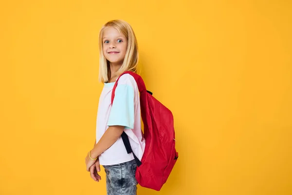Glückliche Schülerin mit rotem Rucksack-Bildungskonzept — Stockfoto