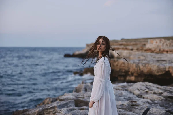 Belle femme appréciant pour la vue sur la belle mer sur sa nature de vacances — Photo