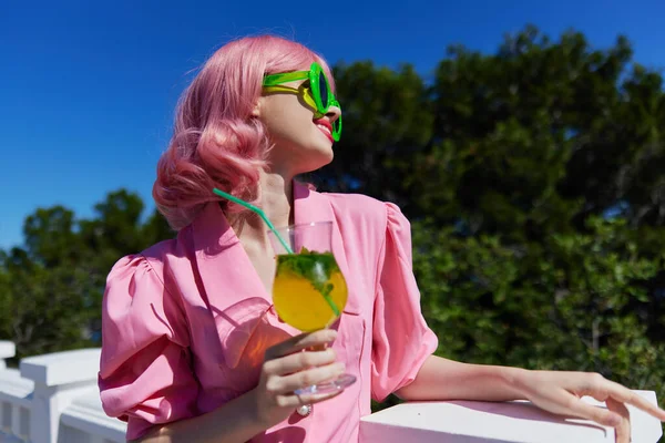 Mulher glamourosa em óculos de sol verdes com coquetel no verão ao ar livre Dia de verão — Fotografia de Stock