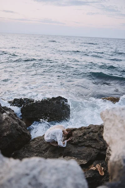 女性旅行者は島の自由の上を火山岩の形成を歩き — ストック写真