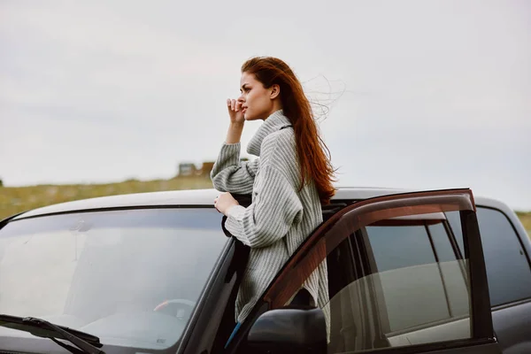 Mujer aventura viaje en coche naturaleza viaje femenino relajarse — Foto de Stock