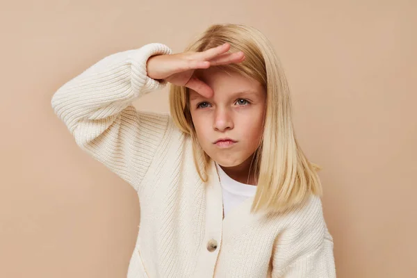 Chica emocional en un suéter, muecas concepto de estilo de vida de los niños — Foto de Stock