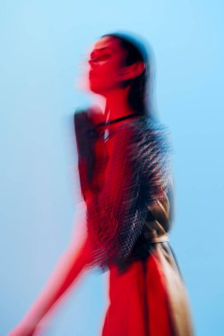 Çekici kadın Glamor elinde kırmızı ışıklı metal zırh poz veriyor. Yaşam tarzı değişmemiş.