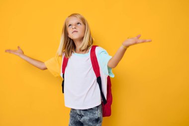 Güzel kızların portresi sarı saç okulu sırt çantası eğitim pozu konsepti