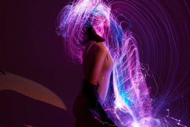 Güzel kadın disko neon çizgileri lüks moda arka planı değiştirilmemiş