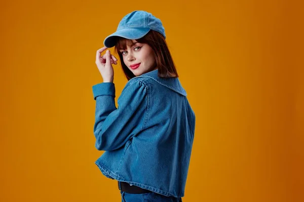 Retrato de una encantadora dama elegante ropa de mezclilla posando fondo amarillo inalterado —  Fotos de Stock