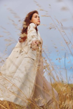 Güzel kadın ceketi sonbahar mevsimi konseptinde yürüyor.