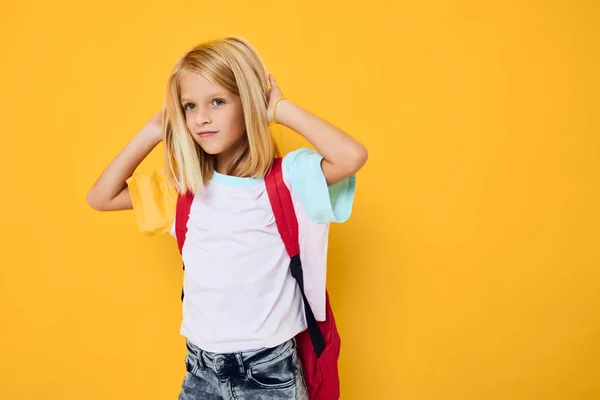 Χαριτωμένο σχολείο κορίτσι ξανθά μαλλιά σχολείο σακίδιο θέτοντας έννοια της εκπαίδευσης — Φωτογραφία Αρχείου