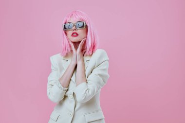 Beyaz ceketli pozitif genç kadın pembe saçlı Glamor Kozmetik pembe arka planı değiştirilmemiş