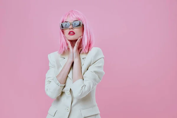 Mujer joven positiva en Blazer blanco pelo rosa Glamor Cosmetics fondo rosa inalterado —  Fotos de Stock