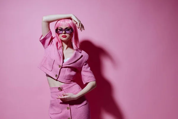 Gyönyörű divatos lány fényes smink rózsaszín haj glamor elegáns szemüveg változatlan — Stock Fotó