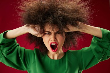 Güzel, genç, Afro saç stili yeşil elbise duyguları yakın plan renk arka planı değiştirilmemiş.