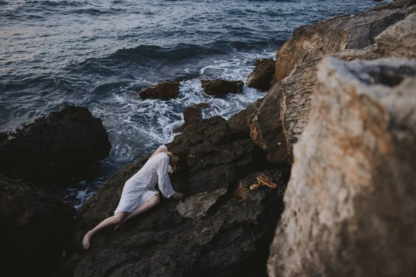 白いドレスの性質の野生の岩の海岸の人里離れた場所で美しい花嫁 — ストック写真