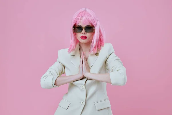 Νεαρή γυναίκα σε λευκό σακάκι ροζ μαλλιά Glamor Cosmetics στούντιο μοντέλο αναλλοίωτη — Φωτογραφία Αρχείου