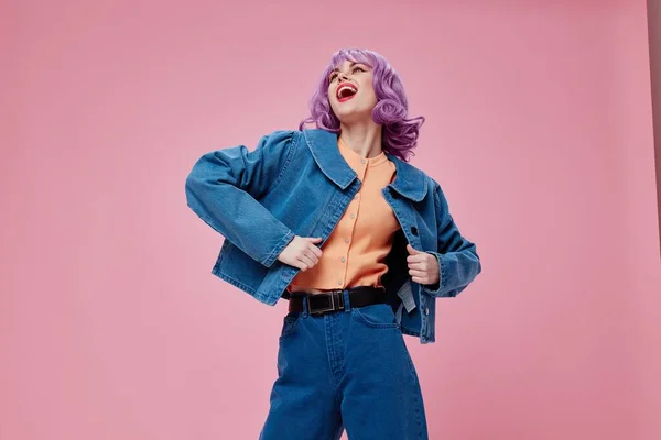 Beauty Fashion woman purple hair fashion posing glamor color background unaltered — 图库照片