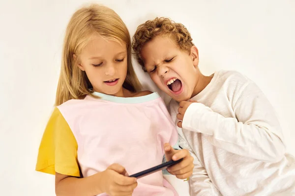 Kinder, die zusammen telefonieren Technologie Licht Hintergrund — Stockfoto